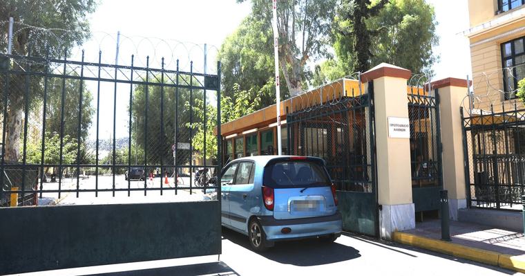 Μαραθώνας: Στην Ευελπίδων κόρη και εγγονός της ηλικιωμένης που βρέθηκε στο υπόγειο του σπιτιού