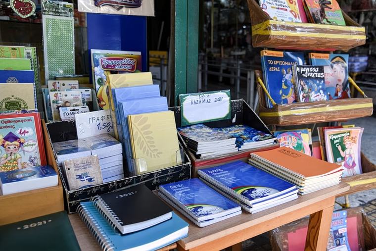 Αφορίζει τον δικό της νόμο η κυβέρνηση – Σάλος στη ΝΔ για σχολικά βιβλία που δείχνουν οικογένειες ομοφύλων