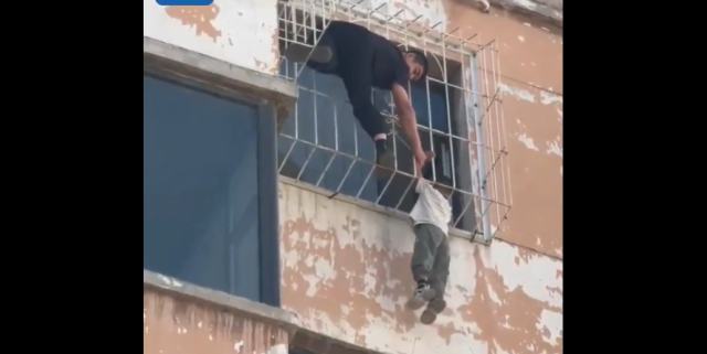 Δραματική διάσωση 5χρονου που κρεμόταν στο κενό από τον 6ο όροφο κτηρίου στην Κίνα: Τον έσωσε ο επιστάτης αλά Σπάιντερμαν, δείτε βίντεο