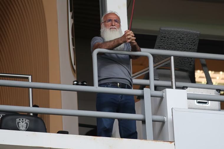 Θύρα 4 σε Σαββίδη: «Ήρθε η ώρα να φύγεις σαν φίλος» (pic)