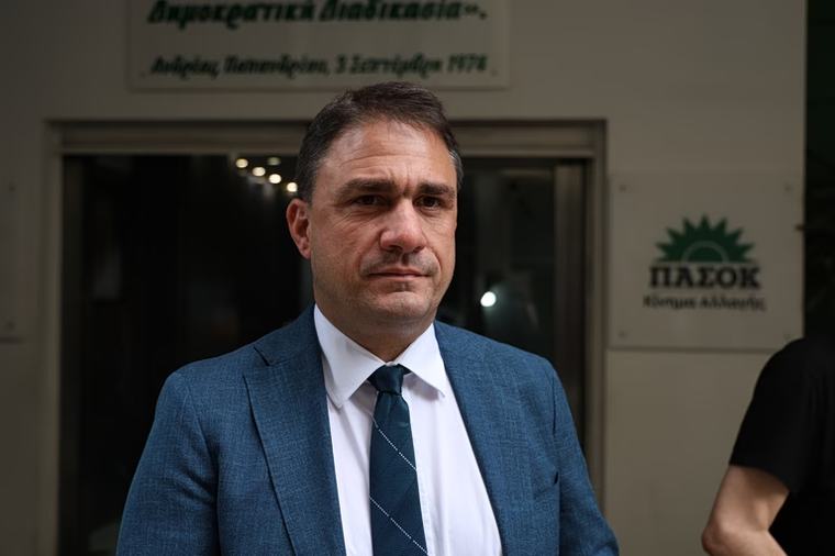 «Μονομέτωπος απέναντι στη ΝΔ» ο αγώνας του ΠΑΣΟΚ, λέει ο Τσουκαλάς, αλλά συνεχίζει να ταυτίζει Τσίπρα και Μητσοτάκη