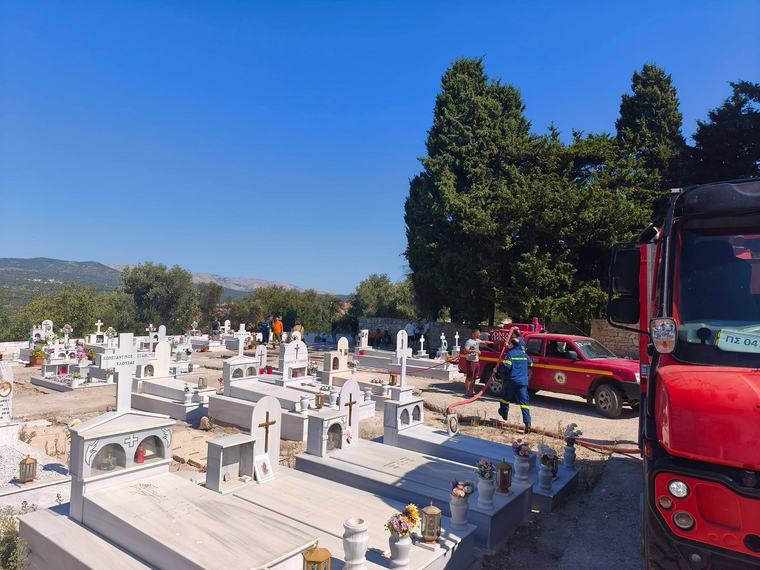 Χίος: Εσβησε άμεσα η φωτιά που ξεκίνησε από καντήλι στο κοιμητήριο Νενήτων