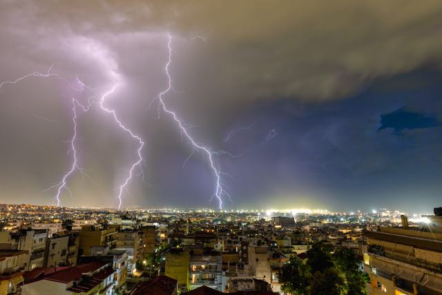 Καταιγίδα προκάλεσε προβλήματα στη Θεσσαλονίκη: Εντυπωσιακές φωτογραφίες από την έντονη κεραυνική δραστηριότητα