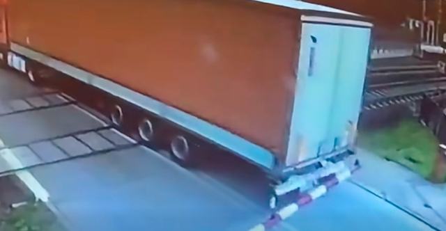 Οδηγός στην Πολωνία αγνόησε τη σήμανση σε σιδηροδρομική διάβαση, το φορτηγό κόλλησε στις γραμμές και το διέλυσε διερχόμενο τρένο, δείτε βίντεο