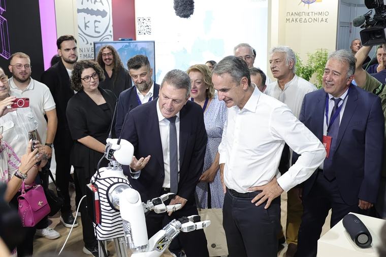 ΔΕΘ 2026: Το ρομπότ, το Ohayo Μητσοτάκη και ο επικός διάλογος με τον Απόλλωνα Καλαμαριάς