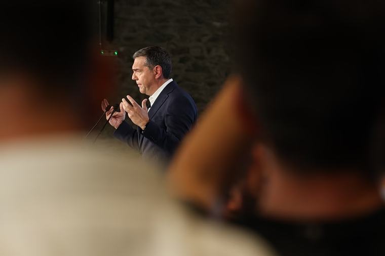 Στο επίκεντρο της πολιτικής ατζέντας το πρόγραμμα Τσίπρα – Κοινωνικό κράτος, η προτεραιότητα της ΕΛΑΣ – Πώς απαντούν ΝΔ και ΠΑΣΟΚ