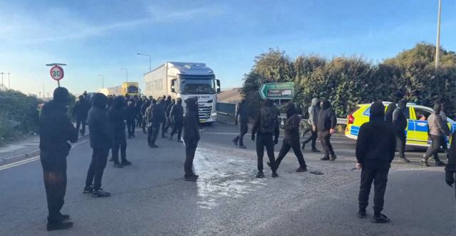 Εκατοντάδες μαυροφορεμένοι διαδηλωτές έκλεισαν το λιμάνι του Ντόβερ σε διαμαρτυρία κατά των μεταναστών