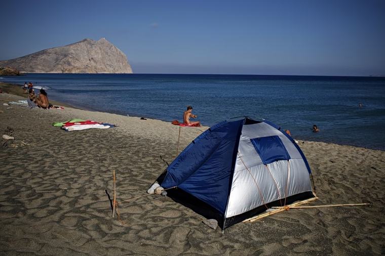 Κρήτη: Νεοδιόριστη εκπαιδευτικός έμενε με την 4χρονη κόρη της σε σκηνή – Δεν έβρισκε σπίτι να μείνει