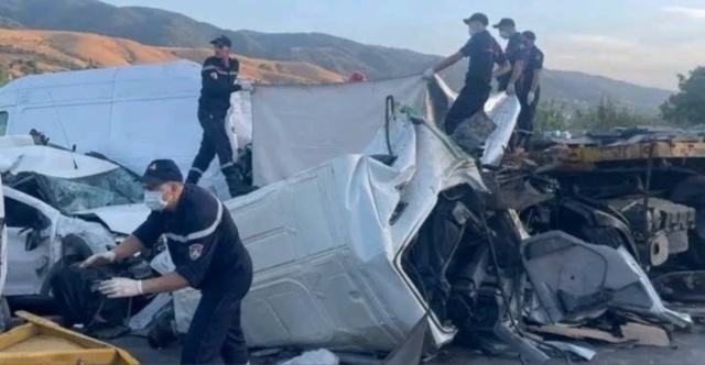 Δέκα νεκροί και δέκα τραυματίες σε καραμπόλα με 11 οχήματα στην Αλγερία, δέιτε βίντεο