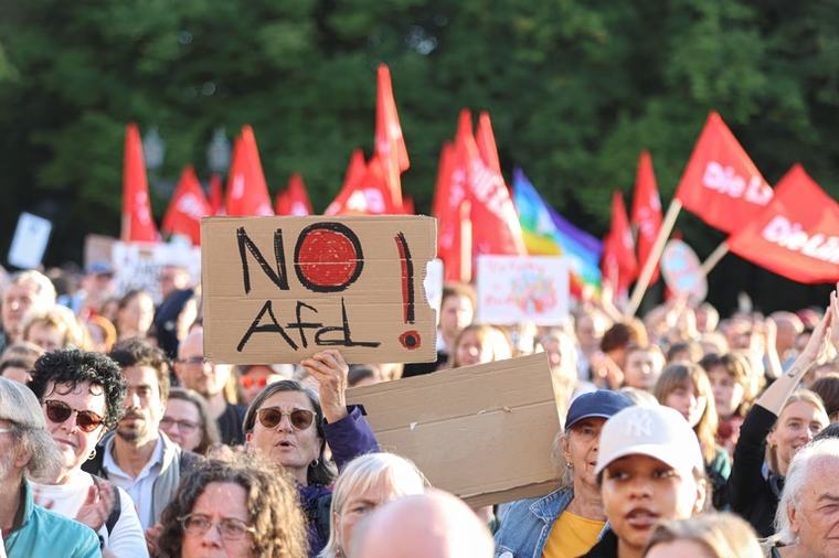 Guardian: Το ευρωπαϊκό κέντρο φοβάται ένα «εθνικιστικό κύμα» μετά τη νίκη της AfD, αλλά είναι «ένοχο»