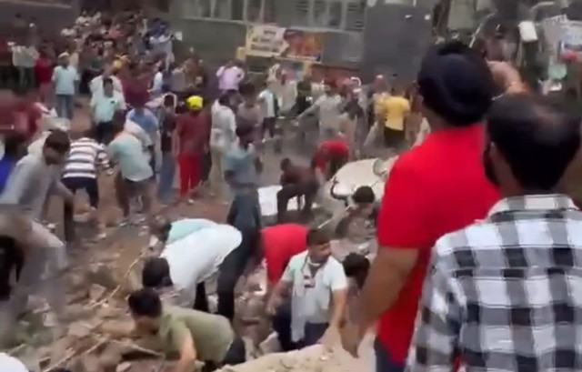 Έξι άνθρωποι διασώθηκαν μετά την κατάρρευση ενός κτιρίου στο Νέο Δελχί
