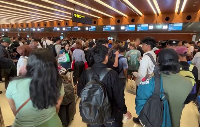 Οκτώ αεροδρόμια έκλεισαν μετά την έκρηξη ηφαιστείου Κρακατόα στην Ινδονησία – 170.000 επιβάτες εγκλωβίστηκαν
