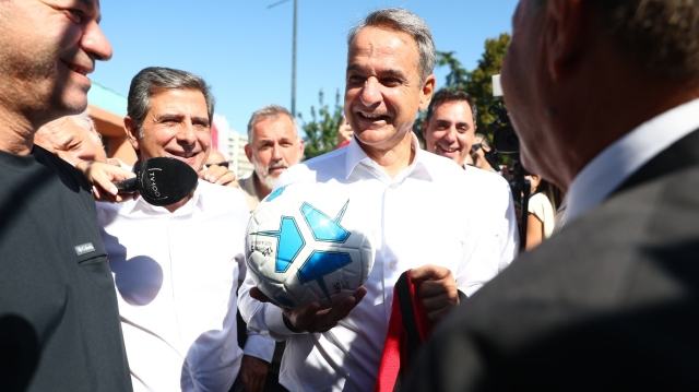«Μας ανεβάσατε κατηγορία»: Ο διάλογος του Κυριάκου Μητσοτάκη με τον πρόεδρο του Απόλλωνα Καλαμαριάς στη ΔΕΘ, δείτε βίντεο