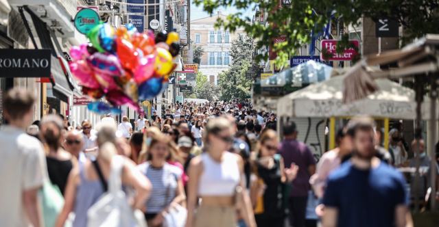 Πόσο θα ωφεληθούν 2,2 εκατ. νοικοκυριά και επιχειρήσεις από τα €2,2 δισ. της ΔΕΘ: Τι κερδίζουν επαγγελματίες, ταξί, αγρότες, τρίτεκνοι, συνταξιούχοι